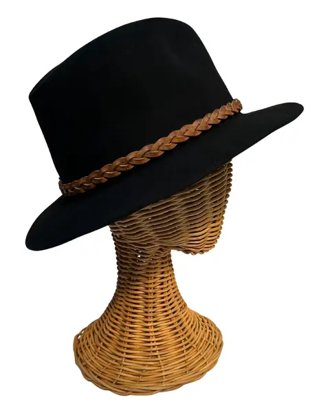 Foto de um(a) Chapéu Fedora Bailey, da categoria de Chapéus. Chapéu Fedora Bailey, americano, em feltro e faixa em couro trançado Cor preto Coroa vincada Cone médio Aba 6cm Banda... Mostrado de uma perspectiva diferente. Vendido no marketplace Trésors.