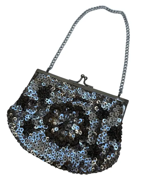 Foto de um(a) Bolsa Vintage Paetê Prata, da categoria de Bolsas. pequena bolsa vintage, bordada em pedrarias e lantejoulas prateadas, possui fecho “vovó”, alça corrente, correspondente à... Mostrado de uma perspectiva diferente. Vendido no marketplace Trésors.