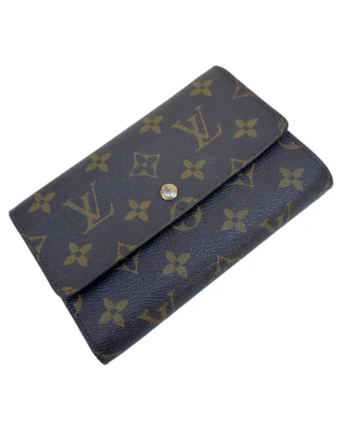 Foto de um(a) Carteira Atribuída Louis Vuitton, da categoria de Bolsas. carteira Louis Vuitton, canva com clássico monograma da marca. A carteira tem todos os requisitos de originalidade, porém em... Mostrado de uma perspectiva diferente. Vendido no marketplace Trésors.