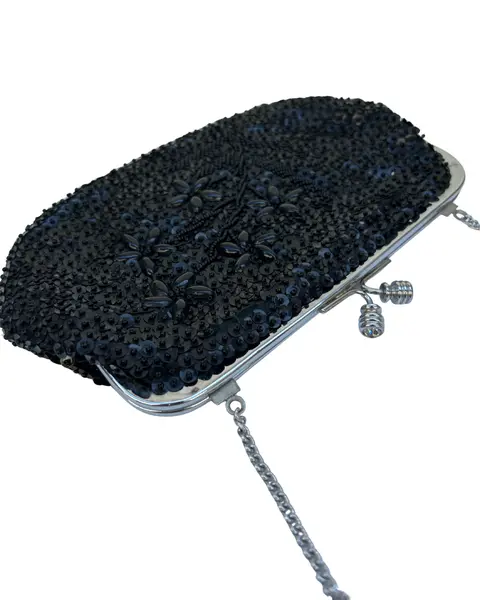 Foto de um(a) Bolsa Vintage Paetê Preto, da categoria de Bolsas. pequena bolsa vintage, bordada em paetê e pedrarias na cor preta, fecho “vovó”, possui forro e alça corrente compatível à... Mostrado de uma perspectiva diferente. Vendido no marketplace Trésors.