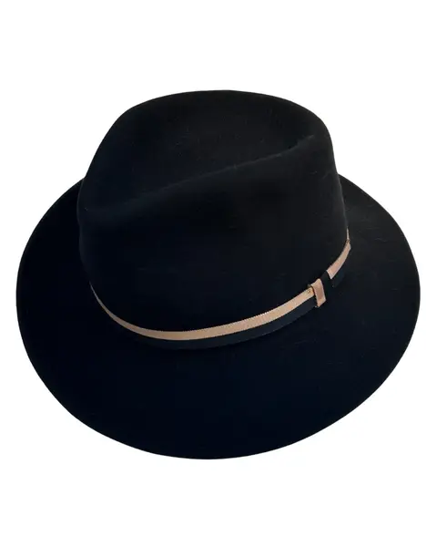 Foto de um(a) Chapéu Fedora Perry Ellis, da categoria de Chapéus. Chapéu Fedora, feltro 100% lã, da marca americana Perry Ellis, foram produzidos pela marca em coleções de inverno... Mostrado de uma perspectiva diferente. Vendido no marketplace Trésors.