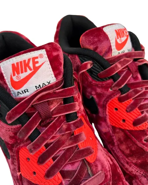 Foto de um(a) Tênis Nike Air Max 90 Velvet "25th Anniversary", da categoria de Tênis. Nike Air Max 90 "25th Anniversary" Red Velvet (Infrared Velvet Pack) é um modelo comemorativo e raro. > Conservação 8,5/10... Mostrado de uma perspectiva diferente. Vendido no marketplace Trésors.