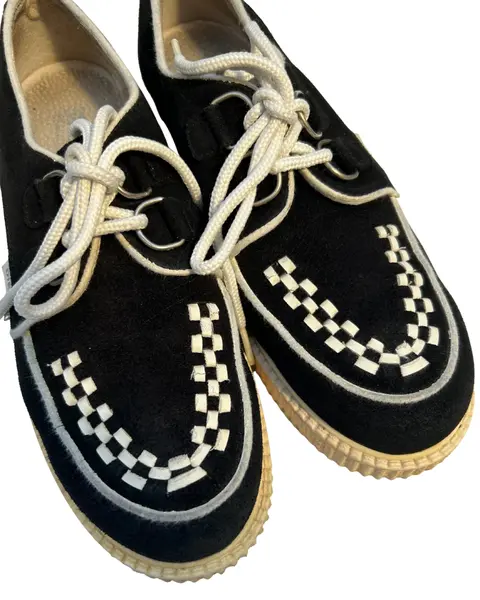 Foto de um(a) Creeper Diesel Camurça, da categoria de Sapatos. Creeper em camurça, da marca Diesel, detalhes em off, fechamento por cadarço Bom estado de conservação apenas com sinais de... Mostrado de uma perspectiva diferente. Vendido no marketplace Trésors.