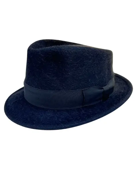 Foto de um(a) Chapéu Fedora A Época Curitiba, da categoria de Chapéus. Chapéu fedora da antiga “A Época Curitiba”, em feltro de pelo ou lã texturizada, que confere esse visual e toque pelúcia... Mostrado de uma perspectiva diferente. Vendido no marketplace Trésors.