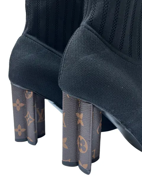 Foto de um(a) Bota Knit Louis Vuitton, da categoria de Botas. Bota Knit Louis Vuitton, saltos estrela com monogramas, italiana, em bom estado de conservação, porém foi retirada as tiras... Mostrado de uma perspectiva diferente. Vendido no marketplace Trésors.