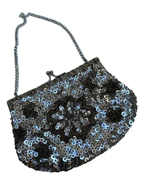 Foto de um(a) Bolsa Vintage Paetê Prata, da categoria de Bolsas. pequena bolsa vintage, bordada em pedrarias e lantejoulas prateadas, possui fecho “vovó”, alça corrente, correspondente à... Mostrado de uma perspectiva diferente. Vendido no marketplace Trésors.