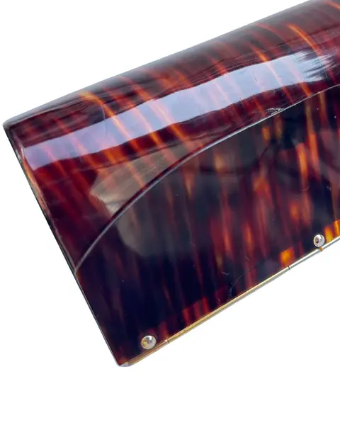 Foto de um(a) Clutch Vintage de Mão Ika, da categoria de Bolsas. Bolsa de mão vintage, marca Ika, padrão tartaruga, em lucite, acrílico, ferragem em metal, fecho em velcro, não possui alça,... Mostrado de uma perspectiva diferente. Vendido no marketplace Trésors.