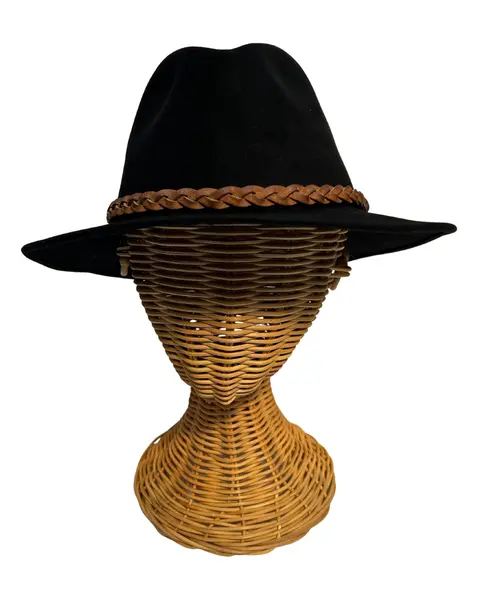 Foto de um(a) Chapéu Fedora Bailey, da categoria de Chapéus. Chapéu Fedora Bailey, americano, em feltro e faixa em couro trançado Cor preto Coroa vincada Cone médio Aba 6cm Banda... Mostrado de uma perspectiva diferente. Vendido no marketplace Trésors.