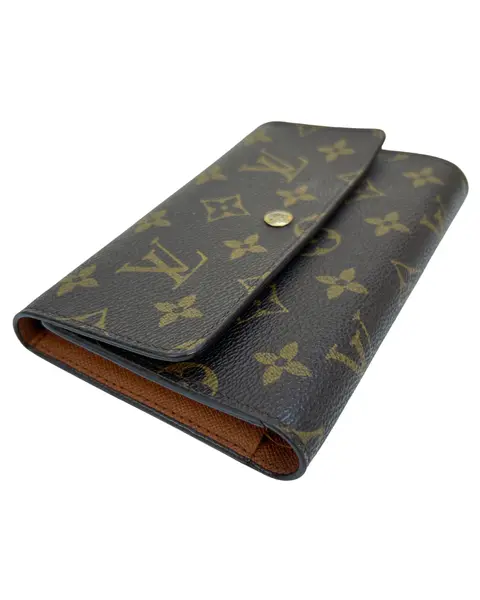 Foto de um(a) Carteira Atribuída Louis Vuitton, da categoria de Bolsas. carteira Louis Vuitton, canva com clássico monograma da marca. A carteira tem todos os requisitos de originalidade, porém em... Mostrado de uma perspectiva diferente. Vendido no marketplace Trésors.
