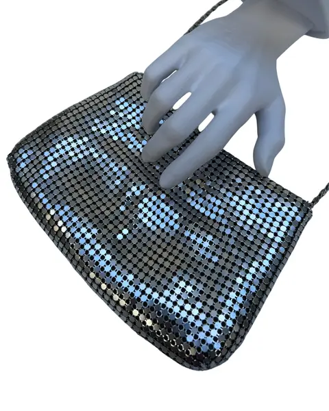 Foto de um(a) Bolsa Vintage Malha Prata, da categoria de Bolsas. bolsa vintage em malha de metal prateado, alça em corrente com comprimento correspondente à transversal. Possui forro e... Mostrado de uma perspectiva diferente. Vendido no marketplace Trésors.