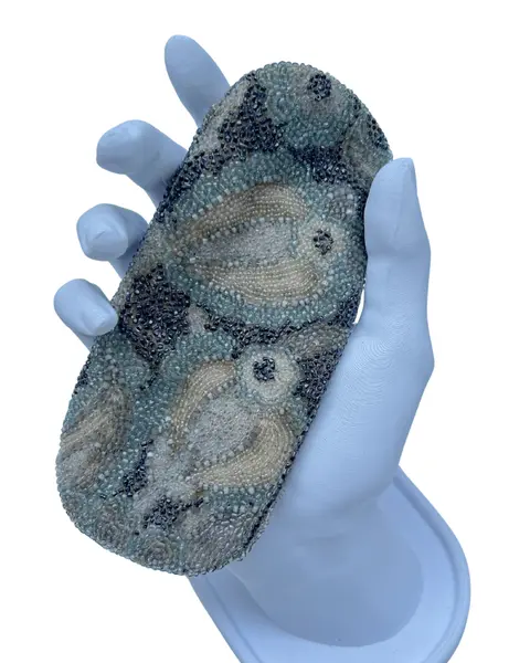 Foto de um(a) Porta Óculos Vintage Bordado Pedrarias, da categoria de Bolsas. porta óculos vintage, compatível à pequenos óculos de leitura, inteiramente bordados em pedrarias em tons de cinza e prata,... Mostrado de uma perspectiva diferente. Vendido no marketplace Trésors.