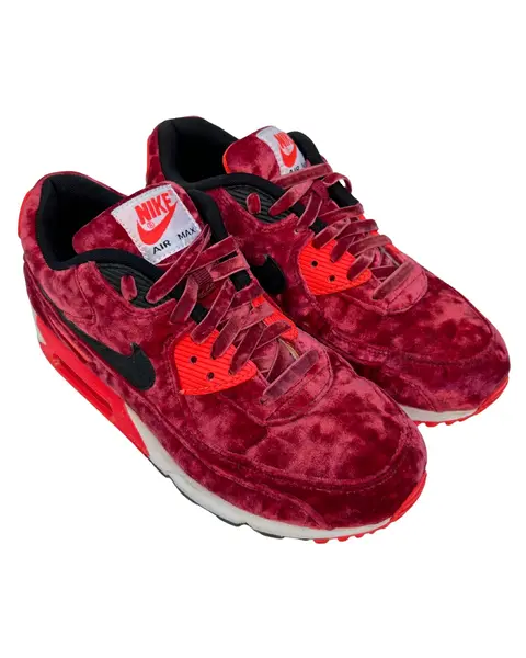 Foto de um(a) Tênis Nike Air Max 90 Velvet "25th Anniversary", da categoria de Tênis. Nike Air Max 90 "25th Anniversary" Red Velvet (Infrared Velvet Pack) é um modelo comemorativo e raro. > Conservação 8,5/10... Mostrado de uma perspectiva diferente. Vendido no marketplace Trésors.