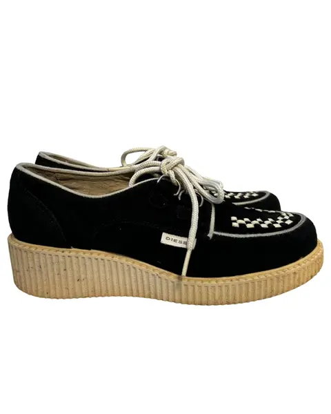 Foto de um(a) Creeper Diesel Camurça, da categoria de Sapatos. Creeper em camurça, da marca Diesel, detalhes em off, fechamento por cadarço Bom estado de conservação apenas com sinais de... Mostrado de uma perspectiva diferente. Vendido no marketplace Trésors.