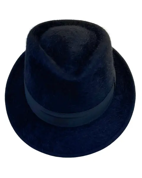 Foto de um(a) Chapéu Fedora A Época Curitiba, da categoria de Chapéus. Chapéu fedora da antiga “A Época Curitiba”, em feltro de pelo ou lã texturizada, que confere esse visual e toque pelúcia... Mostrado de uma perspectiva diferente. Vendido no marketplace Trésors.