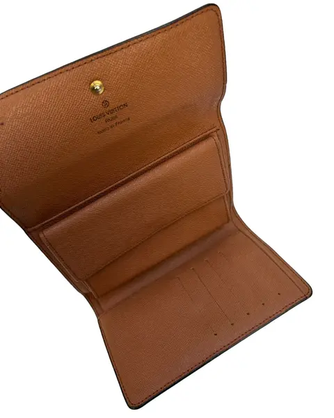 Foto de um(a) Carteira Atribuída Louis Vuitton, da categoria de Bolsas. carteira Louis Vuitton, canva com clássico monograma da marca. A carteira tem todos os requisitos de originalidade, porém em... Mostrado de uma perspectiva diferente. Vendido no marketplace Trésors.