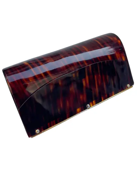 Foto de um(a) Clutch Vintage de Mão Ika, da categoria de Bolsas. Bolsa de mão vintage, marca Ika, padrão tartaruga, em lucite, acrílico, ferragem em metal, fecho em velcro, não possui alça,... Mostrado de uma perspectiva diferente. Vendido no marketplace Trésors.