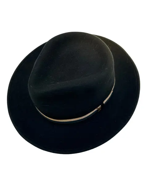 Foto de um(a) Chapéu Fedora Perry Ellis, da categoria de Chapéus. Chapéu Fedora, feltro 100% lã, da marca americana Perry Ellis, foram produzidos pela marca em coleções de inverno... Mostrado de uma perspectiva diferente. Vendido no marketplace Trésors.