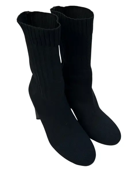 Foto de um(a) Bota Knit Louis Vuitton, da categoria de Botas. Bota Knit Louis Vuitton, saltos estrela com monogramas, italiana, em bom estado de conservação, porém foi retirada as tiras... Mostrado de uma perspectiva diferente. Vendido no marketplace Trésors.