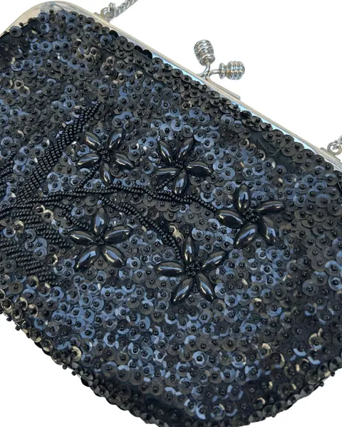Foto de um(a) Bolsa Vintage Paetê Preto, da categoria de Bolsas. pequena bolsa vintage, bordada em paetê e pedrarias na cor preta, fecho “vovó”, possui forro e alça corrente compatível à... Mostrado de uma perspectiva diferente. Vendido no marketplace Trésors.