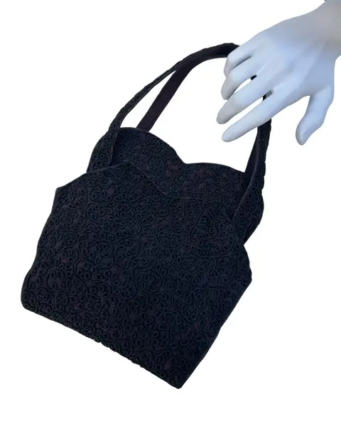 Foto de um(a) Bolsa Vintage Tecido Bordado Arabesco, da categoria de Bolsas. bolsa vintage, provavelmente década de 40 ou 50, formato único, com bordado delicados arabescos por toda a peça, parte... Mostrado de uma perspectiva diferente. Vendido no marketplace Trésors.