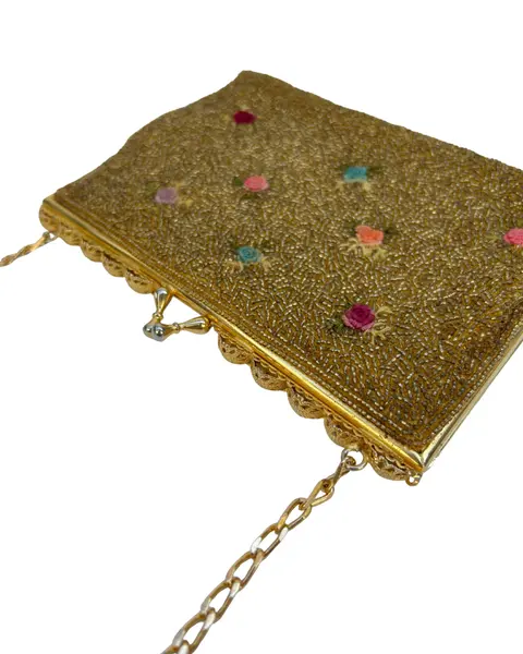 Foto de um(a) Bolsa Vintage Bordada Dourada Mini Rosas, da categoria de Botas. lindíssima bolsa vintage, inteiramente bordada em pedrarias douradas e detalhes de mini rosas bordadas em fio, fecho vovó... Mostrado de uma perspectiva diferente. Vendido no marketplace Trésors.
