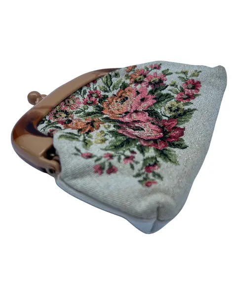 Foto de um(a) Bolsinha Porta Documentos Gobelin, da categoria de Bolsas. pequena bolsinha vintage gobelin, tamanho correspondente à documento, fecho vovó em material sintético, forro em material... Mostrado de uma perspectiva diferente. Vendido no marketplace Trésors.