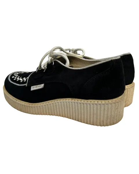 Foto de um(a) Creeper Diesel Camurça, da categoria de Sapatos. Creeper em camurça, da marca Diesel, detalhes em off, fechamento por cadarço Bom estado de conservação apenas com sinais de... Mostrado de uma perspectiva diferente. Vendido no marketplace Trésors.
