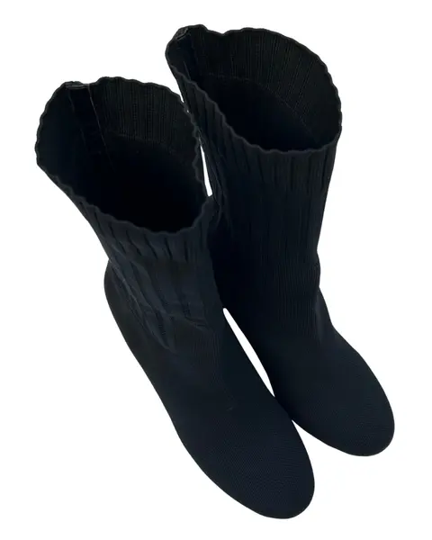 Foto de um(a) Bota Knit Louis Vuitton, da categoria de Botas. Bota Knit Louis Vuitton, saltos estrela com monogramas, italiana, em bom estado de conservação, porém foi retirada as tiras... Mostrado de uma perspectiva diferente. Vendido no marketplace Trésors.