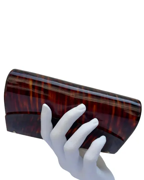 Foto de um(a) Clutch Vintage de Mão Ika, da categoria de Bolsas. Bolsa de mão vintage, marca Ika, padrão tartaruga, em lucite, acrílico, ferragem em metal, fecho em velcro, não possui alça,... Mostrado de uma perspectiva diferente. Vendido no marketplace Trésors.