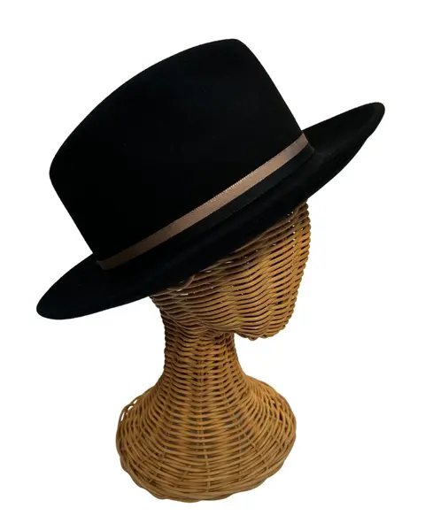 Foto de um(a) Chapéu Fedora Perry Ellis, da categoria de Chapéus. Chapéu Fedora, feltro 100% lã, da marca americana Perry Ellis, foram produzidos pela marca em coleções de inverno... Mostrado de uma perspectiva diferente. Vendido no marketplace Trésors.