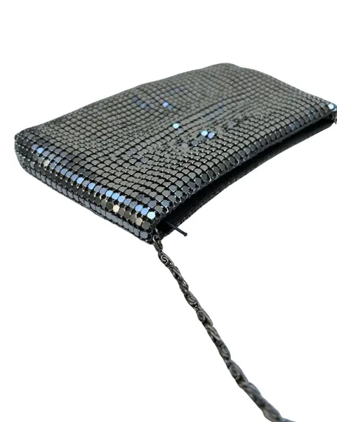 Foto de um(a) Bolsa Vintage Malha Prata, da categoria de Bolsas. bolsa vintage em malha de metal prateado, alça em corrente com comprimento correspondente à transversal. Possui forro e... Mostrado de uma perspectiva diferente. Vendido no marketplace Trésors.