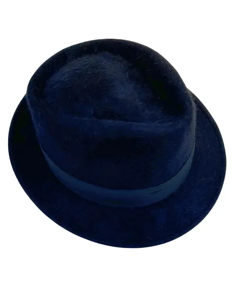 Foto de um(a) Chapéu Fedora A Época Curitiba, da categoria de Chapéus. Chapéu fedora da antiga “A Época Curitiba”, em feltro de pelo ou lã texturizada, que confere esse visual e toque pelúcia... Mostrado de uma perspectiva diferente. Vendido no marketplace Trésors.