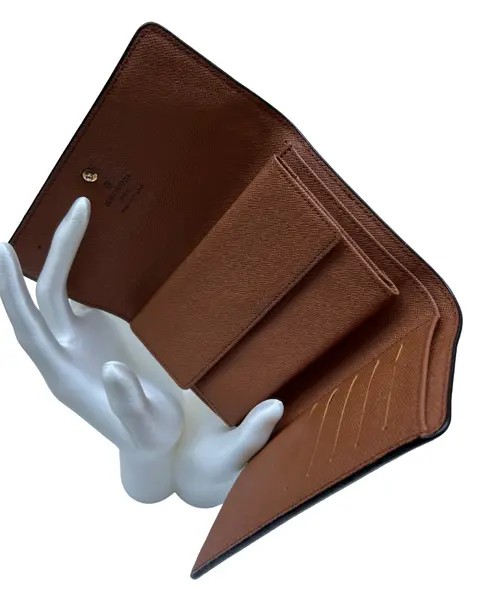 Foto de um(a) Carteira Atribuída Louis Vuitton, da categoria de Bolsas. carteira Louis Vuitton, canva com clássico monograma da marca. A carteira tem todos os requisitos de originalidade, porém em... Mostrado de uma perspectiva diferente. Vendido no marketplace Trésors.