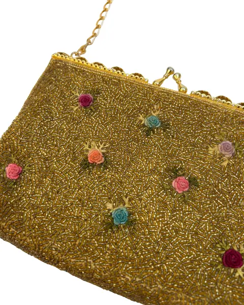 Foto de um(a) Bolsa Vintage Bordada Dourada Mini Rosas, da categoria de Botas. lindíssima bolsa vintage, inteiramente bordada em pedrarias douradas e detalhes de mini rosas bordadas em fio, fecho vovó... Mostrado de uma perspectiva diferente. Vendido no marketplace Trésors.