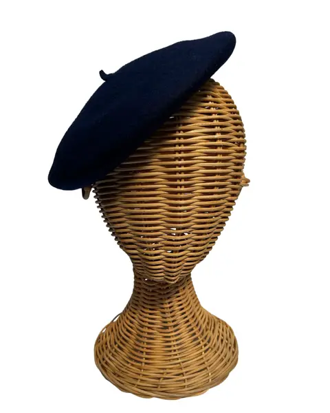 Foto de um(a) Boina Vintage Prada Nacional, da categoria de Chapéus. boina vintage em feltro lã, da chapelaria Prada, indústria nacional (homônima e distinta da grife italiana) Cor marinho... Mostrado de uma perspectiva diferente. Vendido no marketplace Trésors.