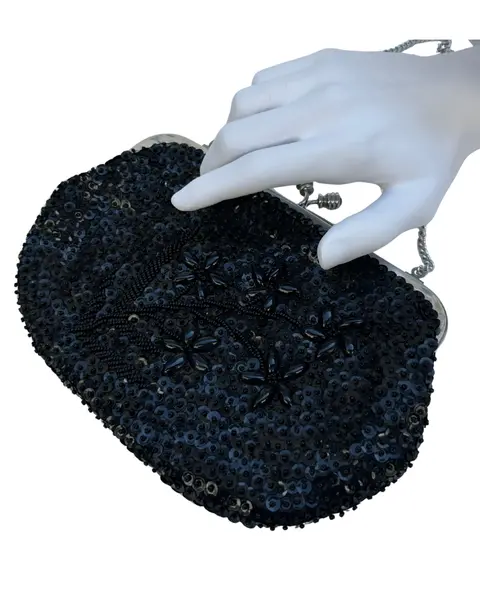 Foto de um(a) Bolsa Vintage Paetê Preto, da categoria de Bolsas. pequena bolsa vintage, bordada em paetê e pedrarias na cor preta, fecho “vovó”, possui forro e alça corrente compatível à... Mostrado de uma perspectiva diferente. Vendido no marketplace Trésors.