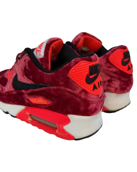 Foto de um(a) Tênis Nike Air Max 90 Velvet "25th Anniversary", da categoria de Tênis. Nike Air Max 90 "25th Anniversary" Red Velvet (Infrared Velvet Pack) é um modelo comemorativo e raro. > Conservação 8,5/10... Mostrado de uma perspectiva diferente. Vendido no marketplace Trésors.
