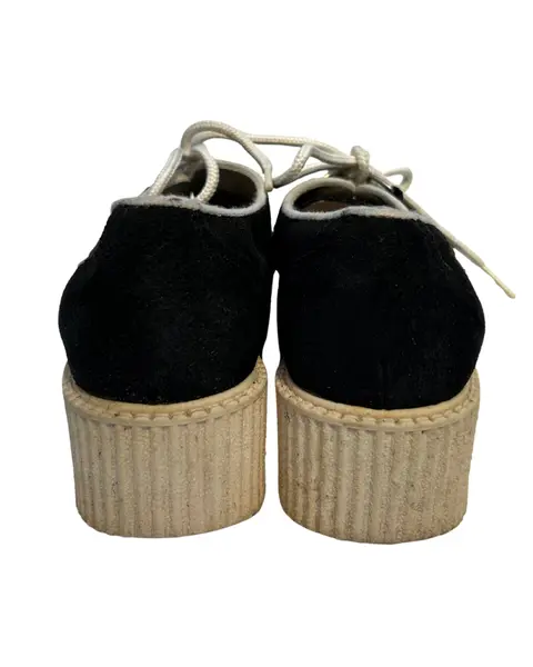 Foto de um(a) Creeper Diesel Camurça, da categoria de Sapatos. Creeper em camurça, da marca Diesel, detalhes em off, fechamento por cadarço Bom estado de conservação apenas com sinais de... Mostrado de uma perspectiva diferente. Vendido no marketplace Trésors.