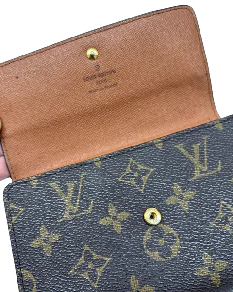 Foto de um(a) Carteira Atribuída Louis Vuitton, da categoria de Bolsas. carteira Louis Vuitton, canva com clássico monograma da marca. A carteira tem todos os requisitos de originalidade, porém em... Mostrado de uma perspectiva diferente. Vendido no marketplace Trésors.