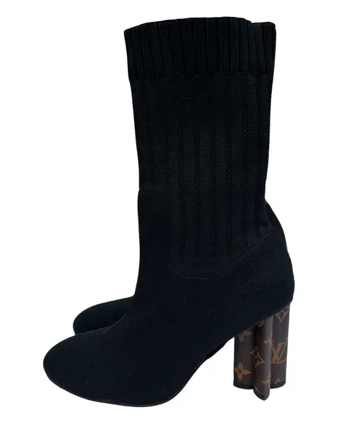 Foto de um(a) Bota Knit Louis Vuitton, da categoria de Botas. Bota Knit Louis Vuitton, saltos estrela com monogramas, italiana, em bom estado de conservação, porém foi retirada as tiras... Mostrado de uma perspectiva diferente. Vendido no marketplace Trésors.