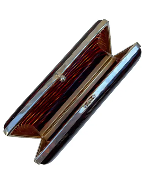 Foto de um(a) Clutch de Mão CGC Lucite Tartarura, da categoria de Bolsas. clutch vintage CGC, em lucite padrão tartaruga, ferragem em metal, fecho estilo vovó, não possui alça, compatível ao tamanho... Mostrado de uma perspectiva diferente. Vendido no marketplace Trésors.