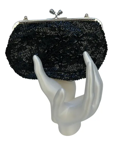 Foto de um(a) Bolsa Vintage Paetê Preto, da categoria de Bolsas. pequena bolsa vintage, bordada em paetê e pedrarias na cor preta, fecho “vovó”, possui forro e alça corrente compatível à... Mostrado de uma perspectiva diferente. Vendido no marketplace Trésors.