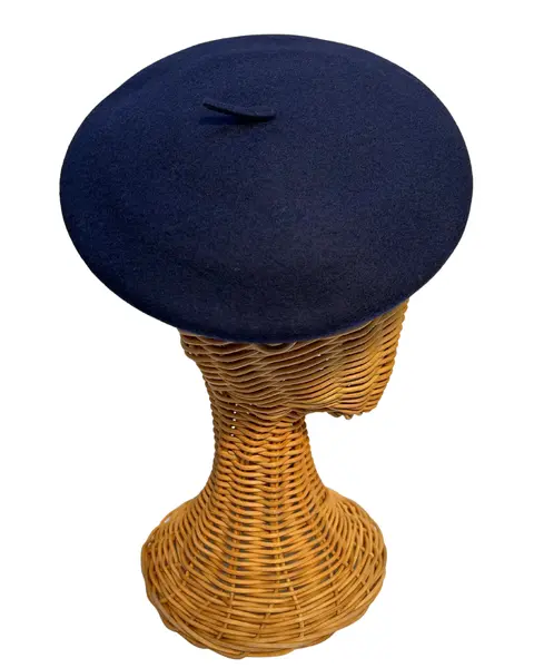 Foto de um(a) Boina Vintage Prada Nacional, da categoria de Chapéus. boina vintage em feltro lã, da chapelaria Prada, indústria nacional (homônima e distinta da grife italiana) Cor marinho... Mostrado de uma perspectiva diferente. Vendido no marketplace Trésors.