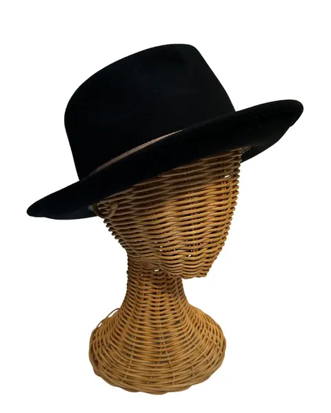 Foto de um(a) Chapéu Fedora Perry Ellis, da categoria de Chapéus. Chapéu Fedora, feltro 100% lã, da marca americana Perry Ellis, foram produzidos pela marca em coleções de inverno... Mostrado de uma perspectiva diferente. Vendido no marketplace Trésors.