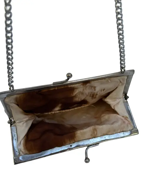 Foto de um(a) Bolsa Vintage Paetê Prata, da categoria de Bolsas. pequena bolsa vintage, bordada em pedrarias e lantejoulas prateadas, possui fecho “vovó”, alça corrente, correspondente à... Mostrado de uma perspectiva diferente. Vendido no marketplace Trésors.