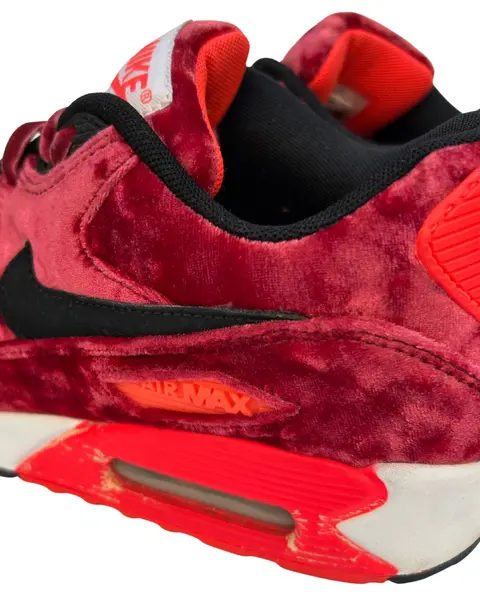Foto de um(a) Tênis Nike Air Max 90 Velvet "25th Anniversary", da categoria de Tênis. Nike Air Max 90 "25th Anniversary" Red Velvet (Infrared Velvet Pack) é um modelo comemorativo e raro. > Conservação 8,5/10... Mostrado de uma perspectiva diferente. Vendido no marketplace Trésors.