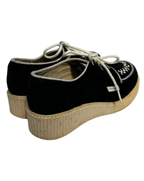 Foto de um(a) Creeper Diesel Camurça, da categoria de Sapatos. Creeper em camurça, da marca Diesel, detalhes em off, fechamento por cadarço Bom estado de conservação apenas com sinais de... Mostrado de uma perspectiva diferente. Vendido no marketplace Trésors.