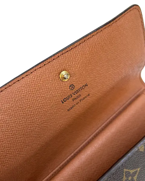 Foto de um(a) Carteira Atribuída Louis Vuitton, da categoria de Bolsas. carteira Louis Vuitton, canva com clássico monograma da marca. A carteira tem todos os requisitos de originalidade, porém em... Mostrado de uma perspectiva diferente. Vendido no marketplace Trésors.