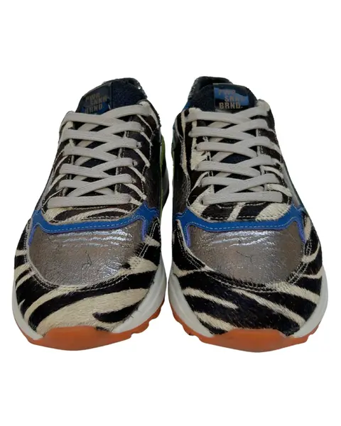 Foto de um(a) Tênis Shelter Retrô Colors Zebra, da categoria de Tênis. tênis Shelter, modelo retrô multi-estampas mix de cores, zebra e detalhes metálicos. Muito bom estado, praticamente sem uso.... Mostrado de uma perspectiva diferente. Vendido no marketplace Trésors.