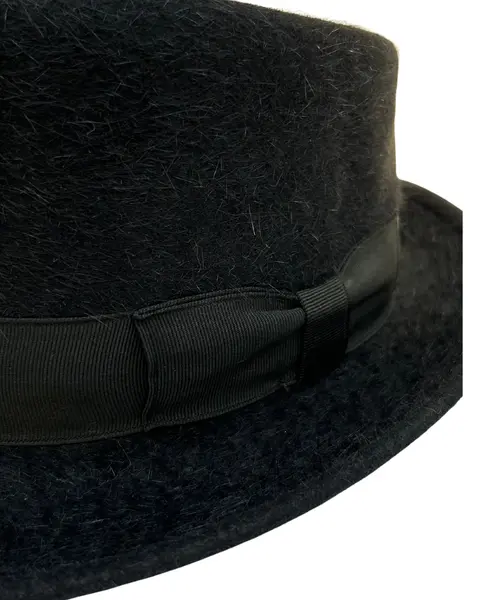 Foto de um(a) Chapéu Fedora A Época Curitiba, da categoria de Chapéus. Chapéu fedora da antiga “A Época Curitiba”, em feltro de pelo ou lã texturizada, que confere esse visual e toque pelúcia... Mostrado de uma perspectiva diferente. Vendido no marketplace Trésors.